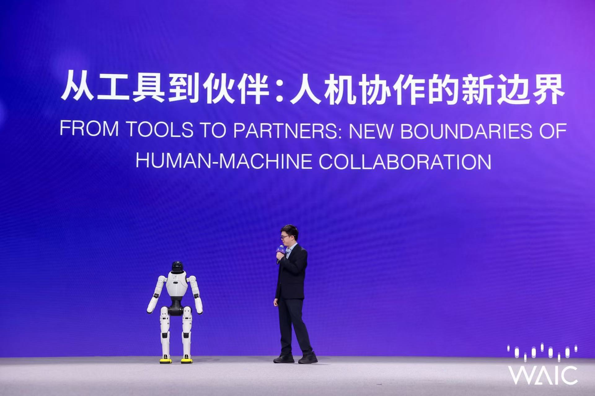 稚暉君在WAIC主論壇發布“靈渠OS”開源計劃